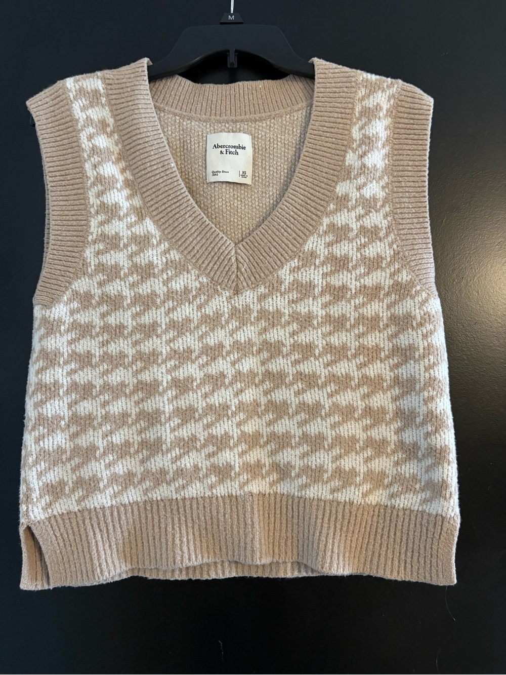 Abercrombie & Fitch Beige and Cream Houndstooth V-Neck Sweater Vest